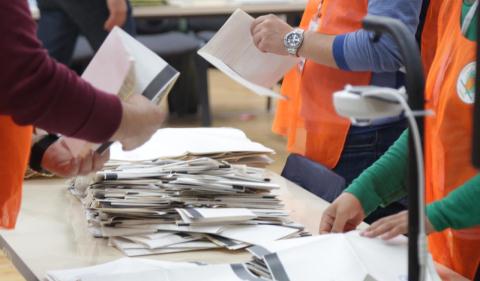 Bllokohet numerimi ne KZAZ 32: Gjenden 9 vota teper ne nje nga kutite